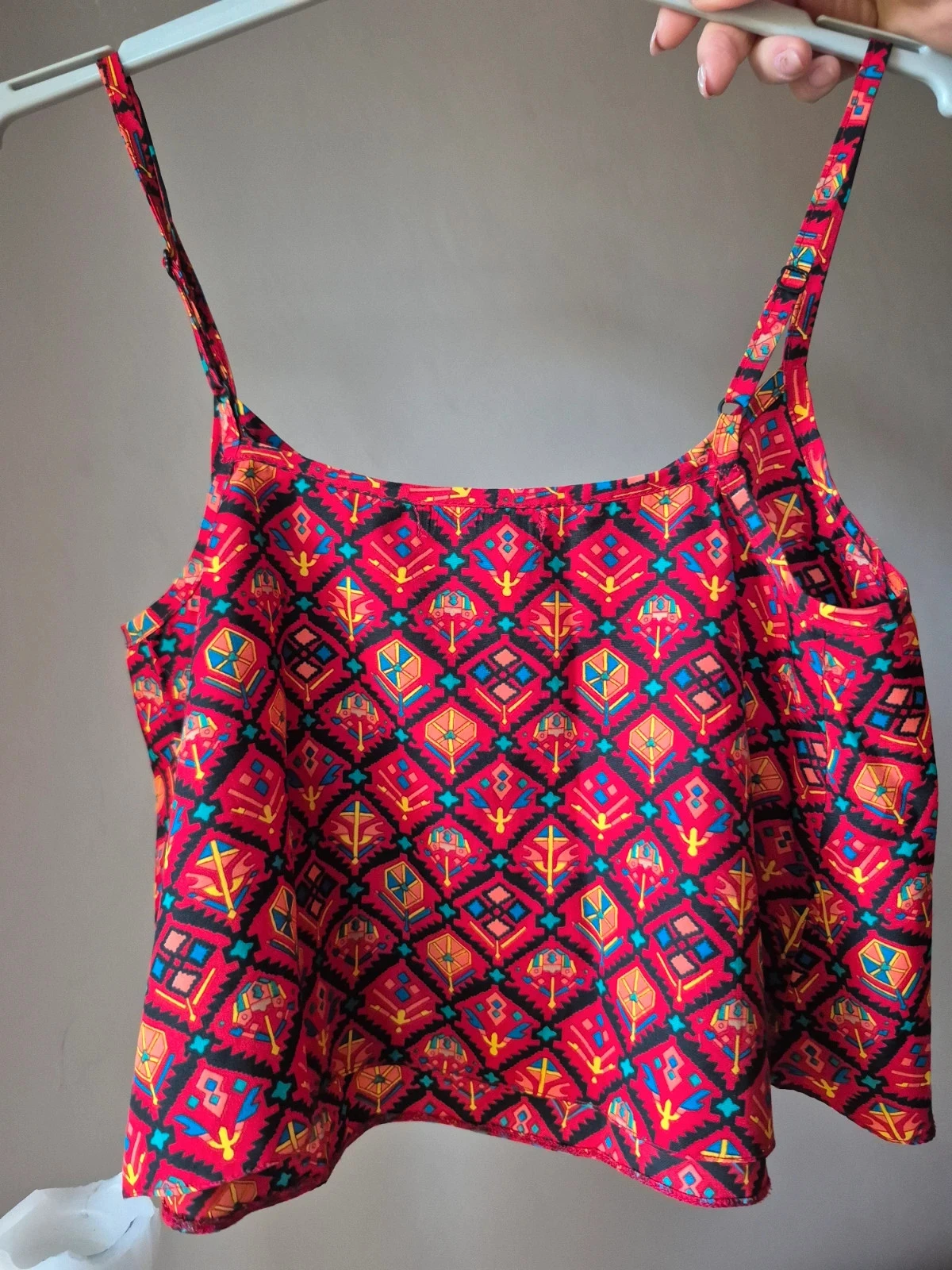 Sleeveless short top with a pattern – photo 4
